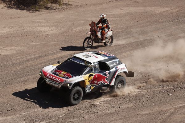 La Peugeot de Sébastien Loeb sur la 10e étape entre Chilecito and San Juan.