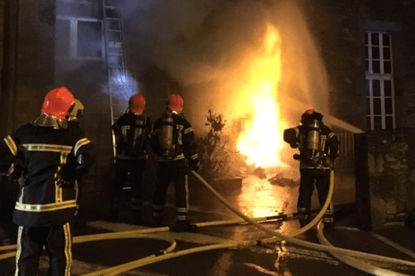 Une trentaine de pompiers est intervenue pour maîtriser l'incendie 