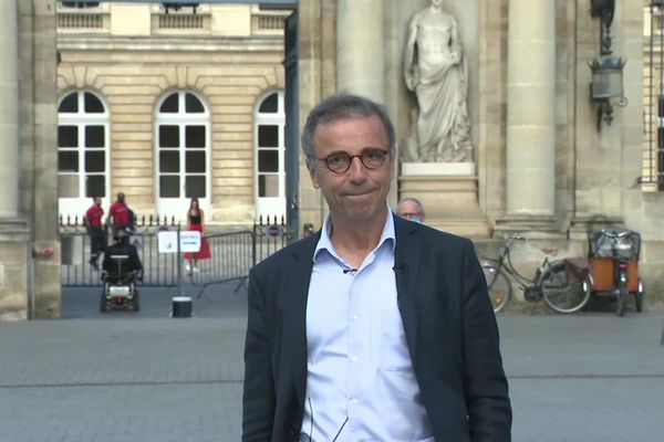 Pierre Hurmic au lendemain de sa victoire lors des Municipales à Bordeaux, le 29 juin 2020 davant le Palis RoHan.