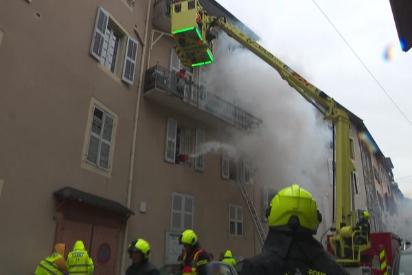 Un bras articulé a été déployé par les pompiers de Chambéry pour intervenir au mieux dans des secteurs étroits, lors d'un exercice de simulation réalisé ce mardi 14 mai.