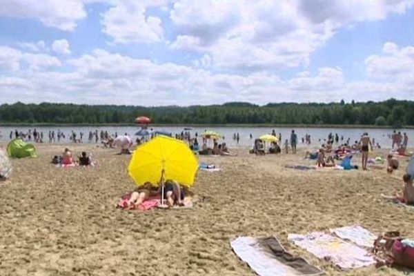 Vue de la plage du lac de Monampteuil durant l'été 2014.