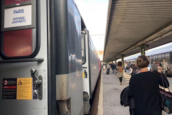 Retards à répétition, pannes, prix trop élevé, un Wifi pas toujours accessible...La ligne SNCF Clermont-Ferrand-Paris fait l'objet de nombreuses critiques.