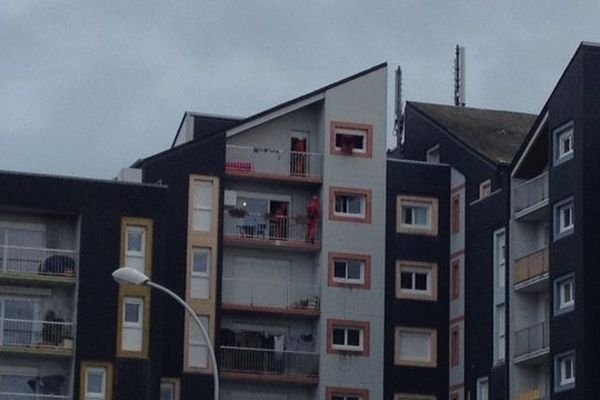 L'immeuble rue du Poitou où s'est retranché plus de 3h l'homme désespéré. On distingue les pompiers du Grimp sur les balcons.