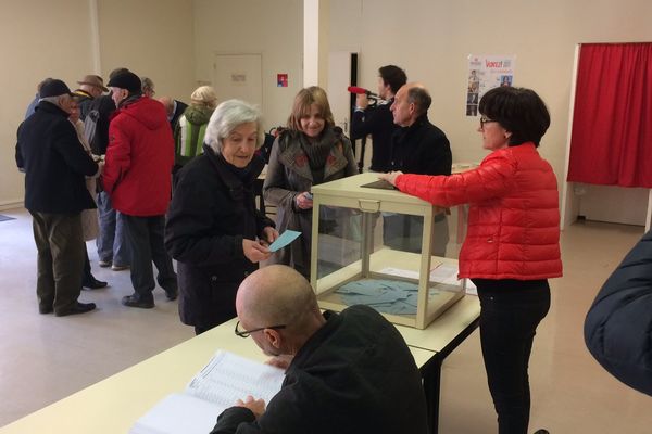 A Castelsarrazin, les votants se déplacent tranquillement vers les urnes.