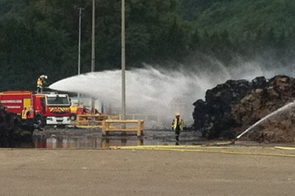 Les pompiers doivent arroser les montagnes de papiers qui continuent de se consumer.