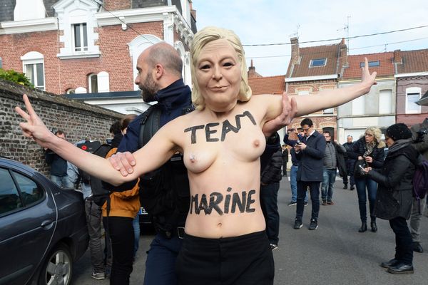 Lors des deux dimanches de vote de l'élection présidentielle, des Femen avaient mené des actions à Hénin-Beaumont. Ici, le 23 avril 2017.