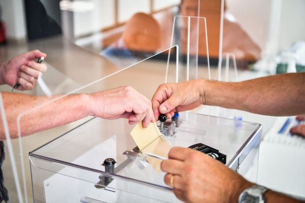 Il est interdit de voter pour des élections, sous peine de prison et de 15 000 euros d'amende