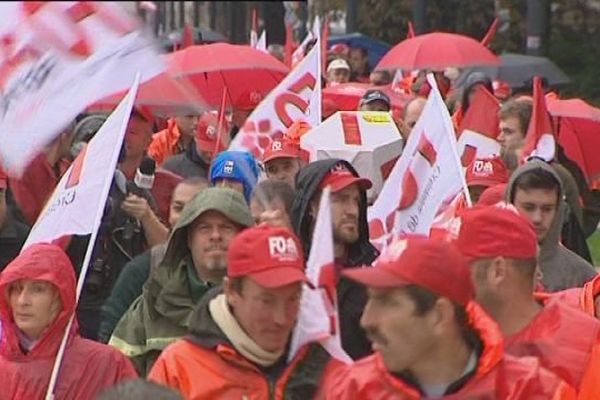 Sous la pluie, une centaine de salariés de l'Office National des Forêts dans les rues de Besançon 