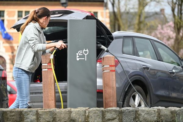 "On est déjà intervenus sur des départs de feu alors que le véhicule était branché à une borne de recharge" explique le commandant Grégory Fabre, du Service Départemental d'Incendie et de Secours de Haute-Garonne.