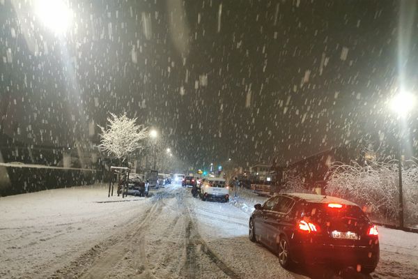 D'importantes chutes de neige sont tombées sur Grenoble, ce vendredi 4 décembre 2020.