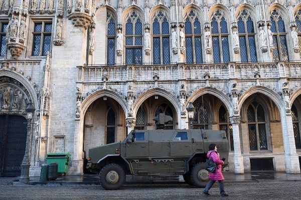 L'armée belge sur la Grand'Place de Bruxelles.