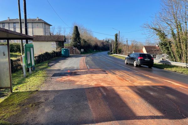 Pour une raison encore indéterminée, une voiture a quitté son axe de circulation et est venue percuter une autre voiture arrivant en face.