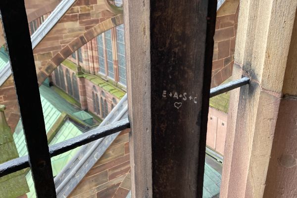 Des tags sont visibles dans tous les recoins de la cathédrale de Strasbourg.