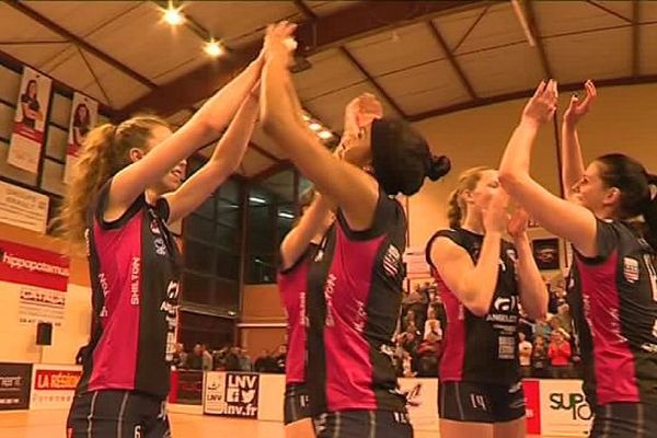 Le jeune équipe de volley-ball féminin de Béziers à la fête, après avoir battu leurs redoutables adversaires de Cannes 