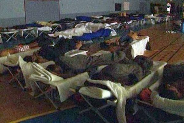 Agde (Hérault) - 79 jeunes campeurs relogés dans un gymnase - 8 août 2013.