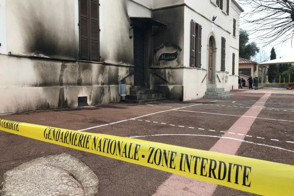 La façade a été incendiée.