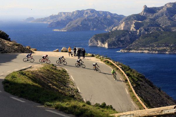 Les coureurs lors du premier jour entre Aubagne et Cassis. 