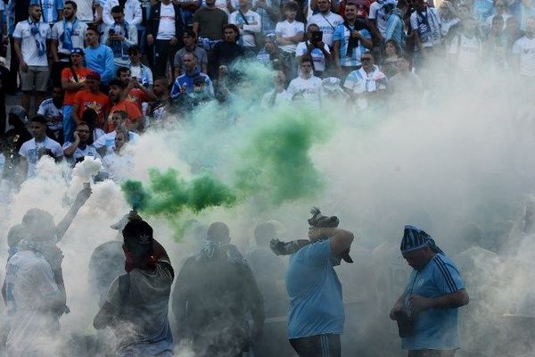 Fumigènes au Vélodrome durant un match 