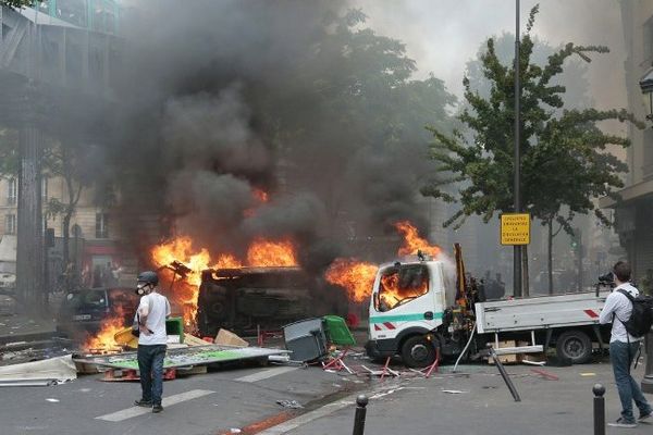 Le 19 juillet dernier, la manifestation interdite en soutien aux Palestiniens de Gaza a dégénéré, causant de nombreux dégâts, comme cette camionnette SNCF, cassée puis incendiée. 