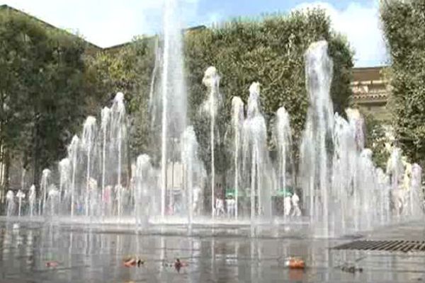 Montpellier - un fontaine dans le quartier Antigone - archives