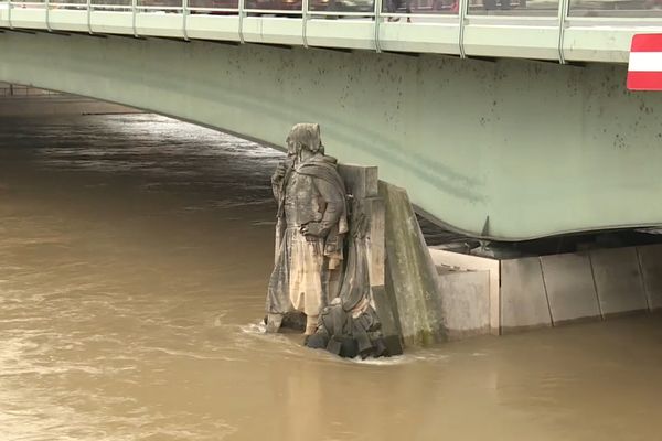 lLa crue de la Seine constatée jeudi au niveau du  Zouave, pont de l'Alma,