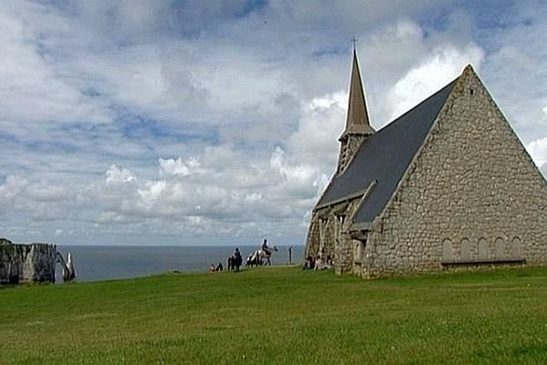 Avec sa vue imprenable sur l'aiguille d'Etretat, la chapelle attire chaque année touristes et fidèles. 