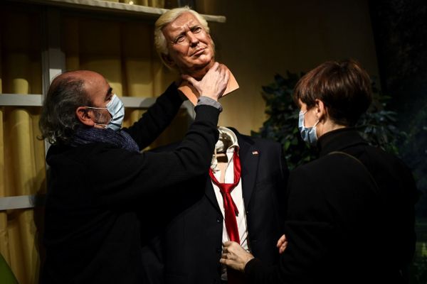 La tête du double de cire de Donald Trump en train d’être retirée par les employés du musée Grévin, le 19 janvier 2021.