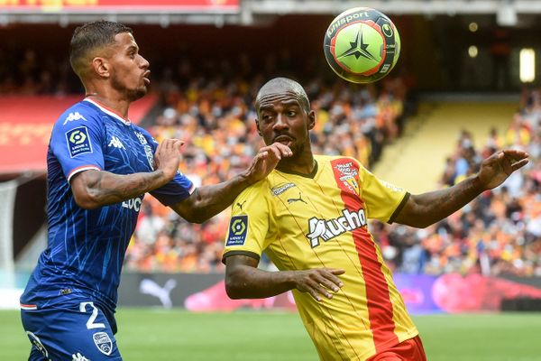 Le Lensois Gaël Kakuta (en jaune) à la lutte avec le Lorientais Igor Silva.