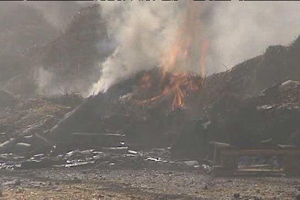 Tous les stocks de paille, de foin, d'engrais et du matériel agricole ont été détruits par l'incendie.