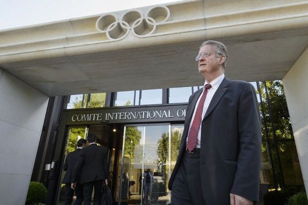 Bernard Lapasset, président du Comité français du sport international devant le siège du CIO