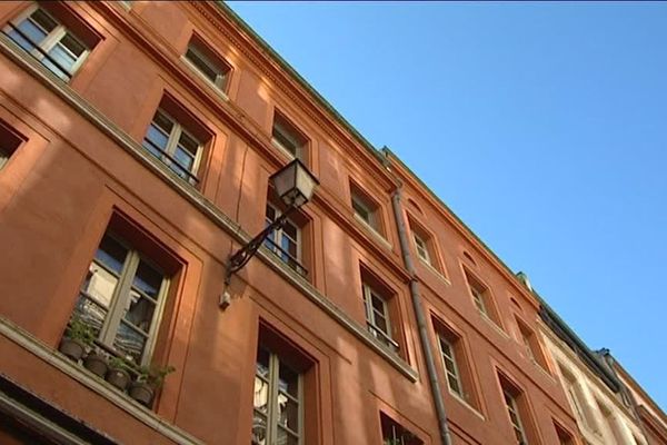 Malgré leurs apparences, trois immeubles de la rue d'Austerlitz à Toulouse sont en périls. 