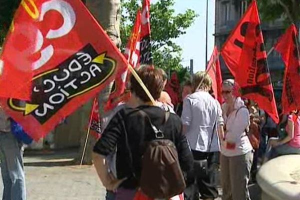 Des enseignants en colère contre la réforme du collège, place Delille à Clermont-Ferrand.