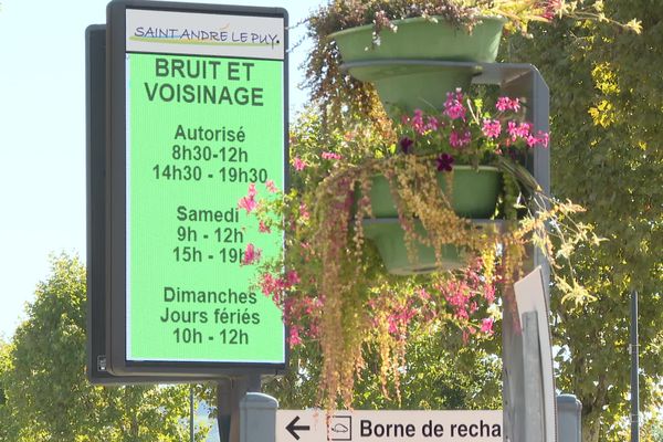 Le panneau de la commune de Saint-André-le-Puy dans la Loire rappelle les règles de voisinage notamment en termes de nuisances sonores