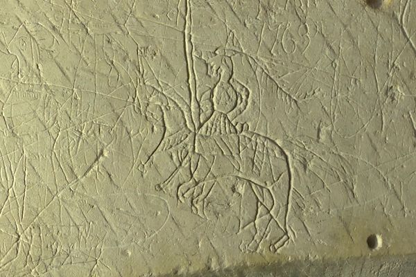 Graffiti d'un chevalier au Château de Marmande dans la Vienne.