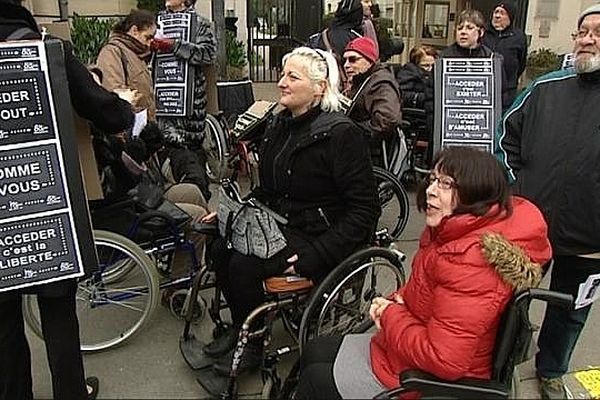 Malgré les engagements de la France, la société ne sera pas accessible aux personnes handicapées en 2015, dénonce l'Association des paralysés de France (APF) 