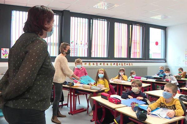 La classe de CP de l'école Saint-Clotilde à Amiens pour la rentrée des classes le lundi 2 novembre 2020.