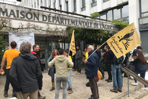 Les membres de la confédération paysanne devant la maison départementale de l'agriculture d'Angers.