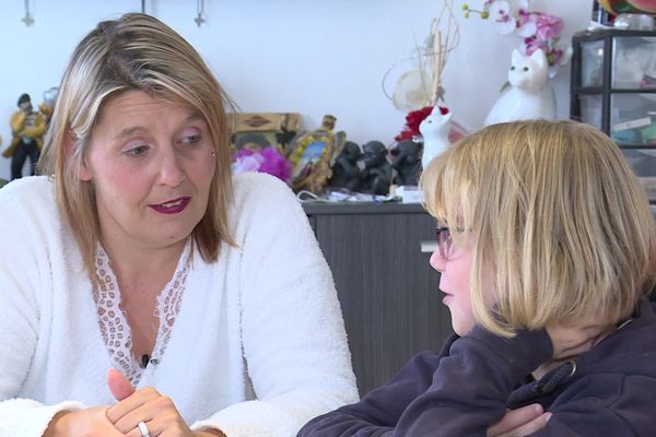 Lucie Leprévost et l'un de ses cinq enfants. Cette mère doit absolument se rapprocher du Havre pour être aux côtés de son fils hospitalisé à Montivilliers