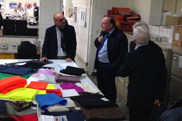 Le président du Medef dans les locaux de l'usine France Teinture à Troyes.