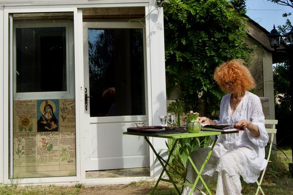 Marie-Hélène devant le Domaine Hildegarde qu'elle vient de créer. 2021.