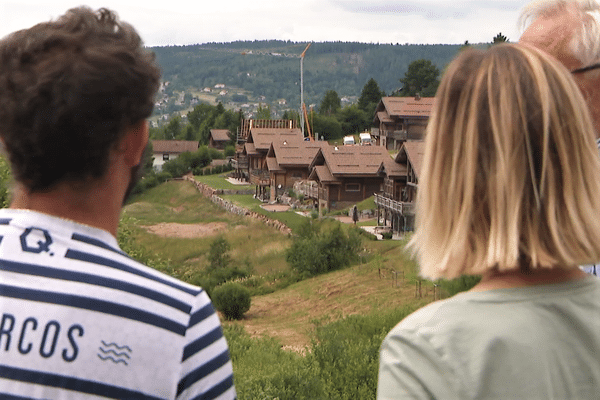 Des quinzaines de chalets poussent sur les collines de Gérardmer (Vosges)