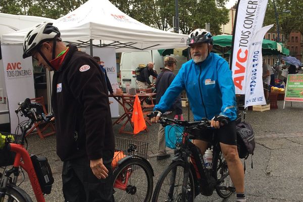 Les cyclistes font halte sur la place Arnaud Bernard ce samedi