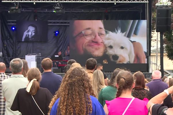 L'hommage à Guillaume Bats a rassemblé plusieurs centaines de personnes à Montmirail (Marne) ce samedi 17 juin 2023.