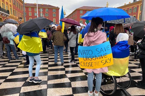 Les manifestants contre la guerre en Ukraine sur la place Masséna de Nice.