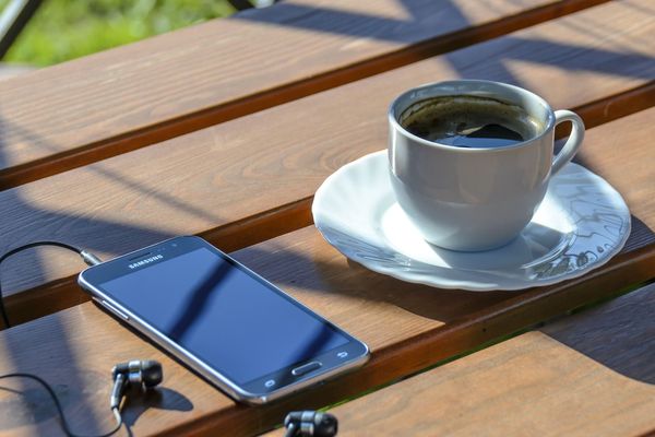 Osons le petit café en terrasse