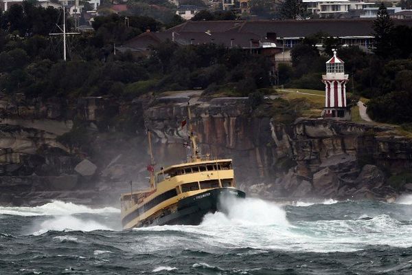 Aujourd'hui c'est la tempête comme'on en a rarement vu à Sidney en Australie, vents violents, mer déchaînée qui malmène les petits ferries dans la baie, et même neige, c'est le printemps pourtant de l'autre côté de la planète !