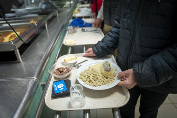 Ces dernières années, l’Ile-de-France et la Bretagneont mis en place le tarif social à la cantine. Depuis cette rentrée, le Centre-Val de Loire le développe dans une trentaine d’établissements avant de le généraliser à partir de la rentrée de septembre 2025.