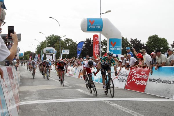 Elia Viviani (Sky), remporte à Neuville-de-Poitou (86) sa deuxième étape sur le TPC 2017