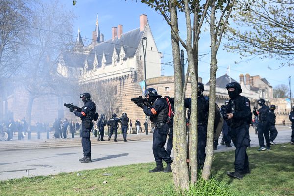 Des policiers français de la BAC utilisent des pistolets LBD lors d'affrontements à Nantes contre la réforme des retraites, le 28 mars 2023