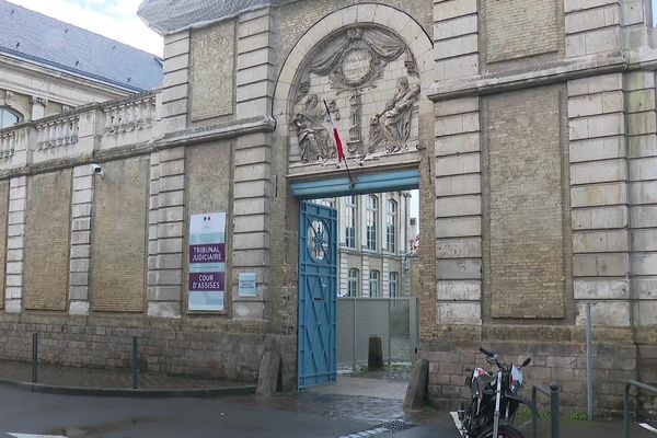 L'entrée du palais de justice de Saint-Omer